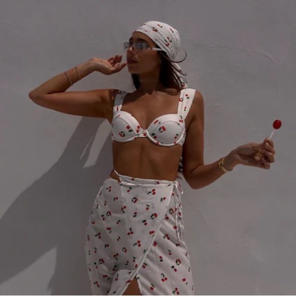 NWT 🍒 WEWOREWHAT Low Rise Bikini Bottoms Cherries White/Red - Picture 3 of 10